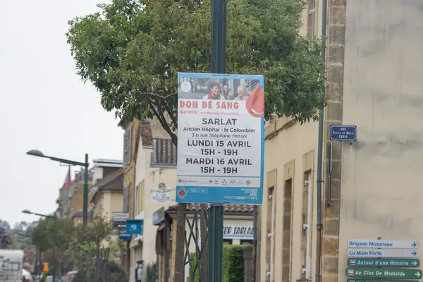 フランス 2024 フランスの都市街角で献血イベントを促進するポスター — ストック写真