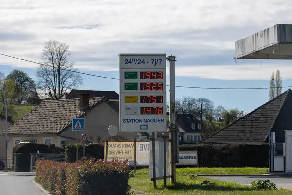 フランス 2024年3月30日 郊外のガソリンスタンドでデジタル燃料価格表示 — ストック写真