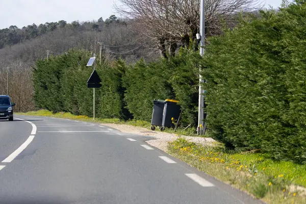 フランス 3月2024 道路標識と緑豊かな緑のフランスの風光明媚な田園道路 — ストック写真
