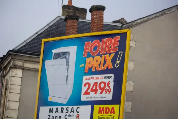 Frankreich März 2024 Auffällige Plakatwerbung Urbanen Umfeld — Stockfoto