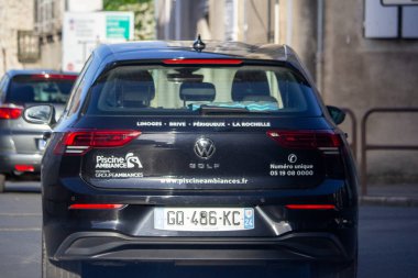 Fransa, 11 Nisan 2024: Volkswagen Golf şehir sokak ortamında sürüyor