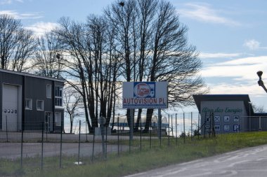 Fransa, 30 Mart 2024: AUTOVISION PL Billboard ile Endüstriyel Arazi