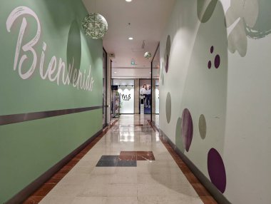 Fransa, 11 Mart 2024: Modern bir alışveriş merkezinde renkli bir koridor