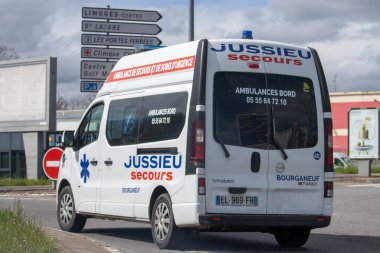 Fransa, 30 Mart 2024: Jussieu Şehir Ayarlarında Ambulans Güvenliği