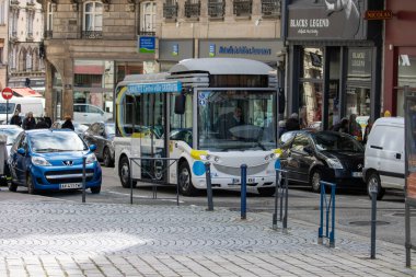 Fransa, 30 Mart 2024: Şehir merkezinde işlek caddede toplu taşıma otobüsü