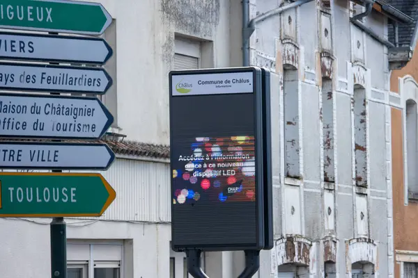 Fransa, 30 Mart 2024: Modern LED Bilgi Kurulu ile Toulouse 'da Kentsel İmza ve Teknoloji