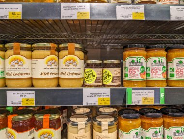 Fransa, 25 Nisan 2024: Markette sergilenen bal ve reçel kavanozları.