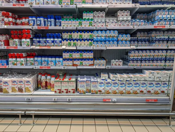 Fransa, 11 Nisan 2024: Süpermarket süt ürünleri reyonu