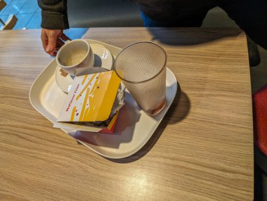 Fransa, 4 Mayıs 2024: Tepside fast food yemeği ile gündelik yemek