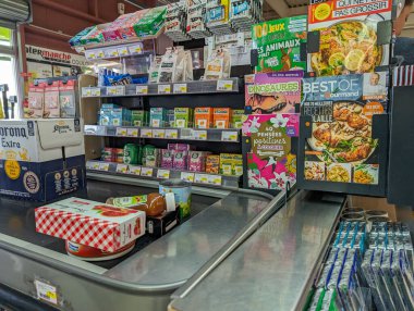 Fransa, 3 Mayıs 2024: Çeşitli Market Ürünleri ile Süpermarket Kontrolü