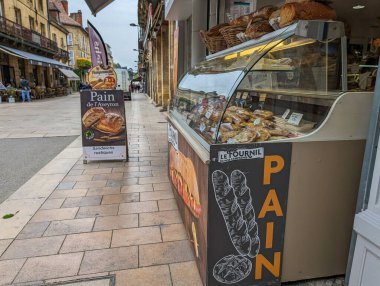 Fransa, 7 Nisan 2024: Şehir Merkezinde Sokak Tarafı Fırın Ekranı