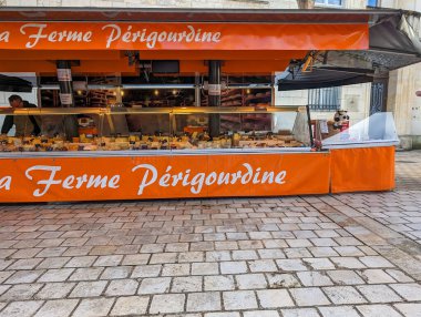 Fransa, 5 Mayıs 2024: Açık Pazar Standı Yerel Fransız Mutfağı Satılıyor