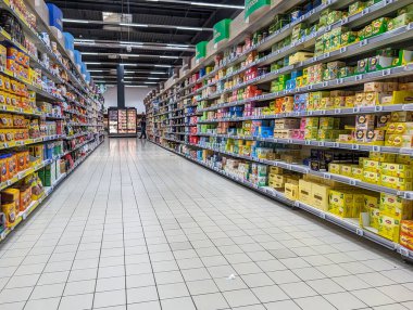 Fransa, 11 Nisan 2024: Paketli Ürünlerin Çeşitliliğiyle Süpermarket Koridoru