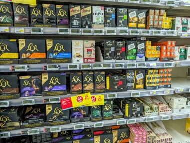 Fransa, 3 Mayıs 2024: Süpermarket raflarında çeşitli kahve ürünleri sergileniyor
