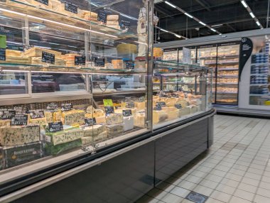 Fransa, 11 Nisan 2024: Geniş Seçmeli Süpermarket Peynir Koridoru
