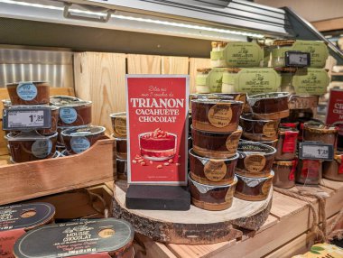 Fransa, 25 Nisan 2024: Trianon çikolatalarının yer fıstığıyla sergilendiği gurme gıda ürünleri