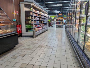 Fransa, 11 Nisan 2024: İçi Raflarla dolu Süpermarket İçi