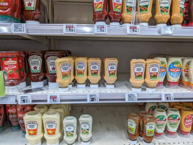 Fransa, 26 Nisan 2024: Heinz ve Amora 'nın da aralarında bulunduğu çeşitli soslar bir perakende mağazasındaki bir süpermarkette sergilendi.