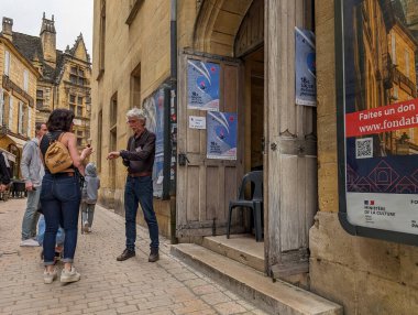 Fransa, 7 Nisan 2024: Tarihi Avrupa kentinde tipik bir caddede şehir hayatı ve kültürü