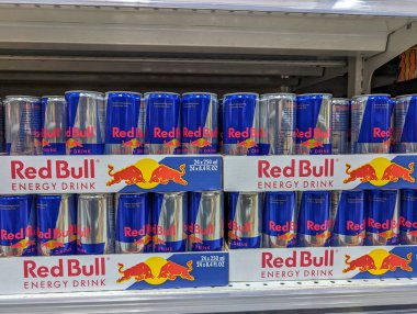 Fransa, 26 Nisan 2024: Süpermarket Rafında İstiflenmiş Kırmızı Boğa Enerji İçecekleri