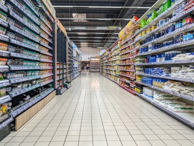 Fransa, 11 Nisan 2024: Çeşitli Ürünlerle Süpermarket Koridorları