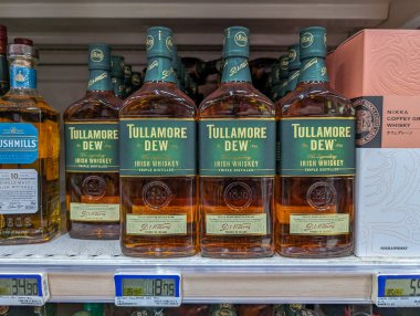 Fransa, 26 Nisan 2024: Rafta Tullamore Dew İrlanda viskisi şişelerinin yakın çekimi