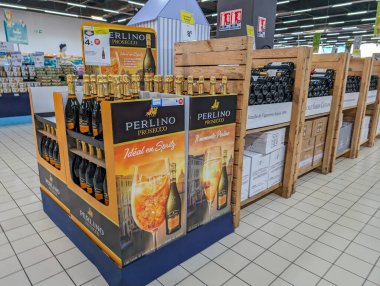 Fransa, 11 Nisan 2024: PerLino Prosecco 'nun süpermarkette gösterimi