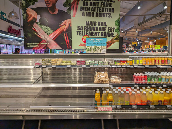 Франция, 3 мая 2024 года: Разноцветный проход продуктового магазина с рекламой ревеня