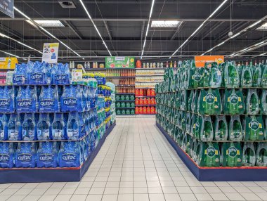 Fransa, 11 Nisan 2024: Süpermarket koridorunda Quezac şişelenmiş su sergileniyor