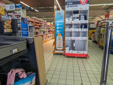 Fransa, 3 Mayıs 2024: Süpermarket Koridoru Banyo Ürünleri ve Oral Bakım Ekranı