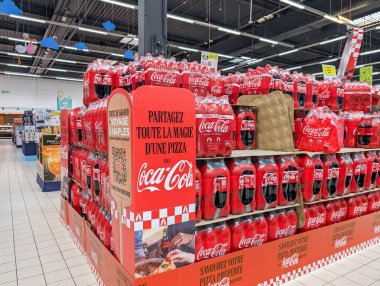 Fransa, 11 Nisan 2024: Coca-Cola tanıtım gösterisi bir süpermarkette