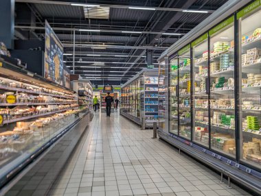 Fransa, 11 Nisan 2024: Koridorlarda müşteriler ve personelin bulunduğu modern süpermarket içi