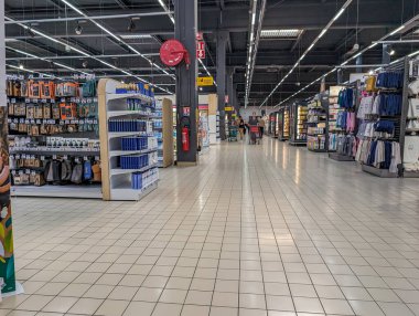 Fransa, 11 Nisan 2024: Müşterilerin alışveriş yaptığı geniş açılı modern bir hipermarket manzarası