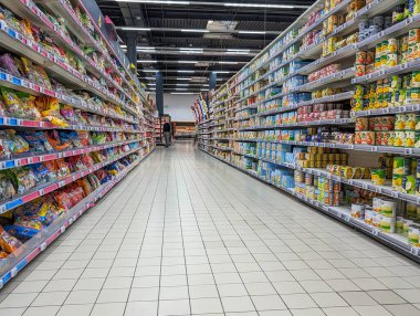 Fransa, 11 Nisan 2024: Geniş süpermarket koridoru çeşitli ürünlerle dolu