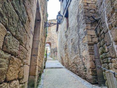 Fransa, 7 Nisan 2024: Küçük Avrupa kasabasındaki tarihi ortaçağ geçidi