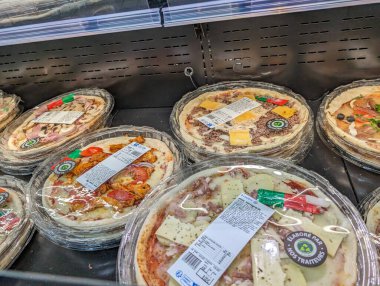 Fransa, 11 Nisan 2024: Bir süpermarket vitrininde hazır pizza paketleri