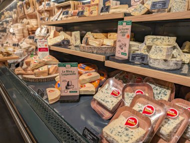 Fransa, 8 Nisan 2024: Süpermarket raflarında çeşitli peynir türleri sergileniyor