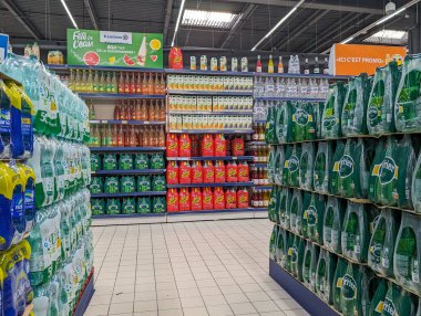 Fransa, 11 Nisan 2024: İçeceklerle dolu süpermarket koridoru.