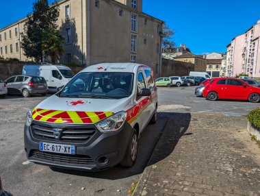 Fransa, 22 Nisan 2024: Kızılhaç acil durum aracı yerleşim alanına park edildi.