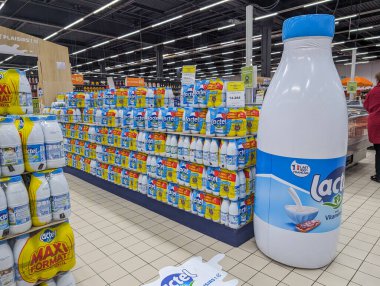Fransa, 27 Nisan 2024: Lactel süt ürünlerinin yer aldığı süpermarket koridoru.