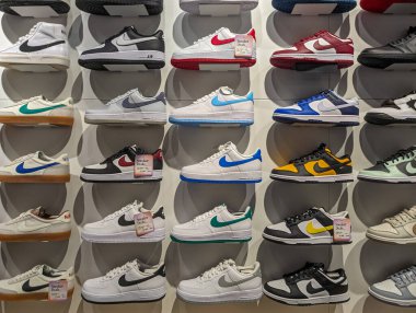 Fransa, 8 Mayıs 2024: Spor Giyim Mağazasında Nike Spor Ayakkabıları Gösterimi