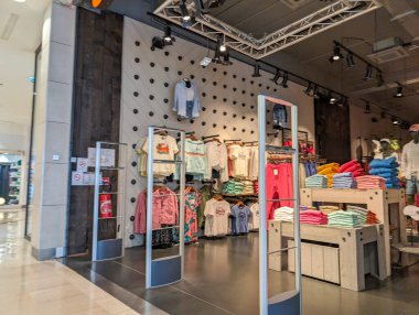 Fransa, 8 Mayıs 2024: Modern Giyim Mağazası Moda Sergisi