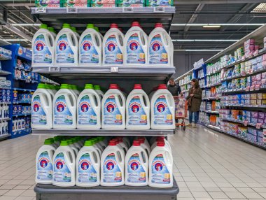 Fransa, 8 Mayıs 2024: Süpermarket Rafında Çamaşır deterjanı Ekranı