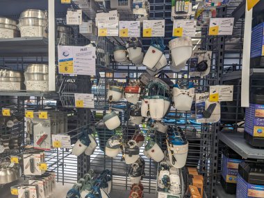 Fransa, 9 Mayıs 2024: Bir perakende mağazasında kamp malzemeleri ve aksesuarların sergilenmesi.