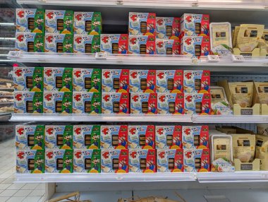 Fransa, 8 Mayıs 2024: Mario temalı makarna kutuları ve diğer makarna ürünleriyle dolu süpermarket rafı.