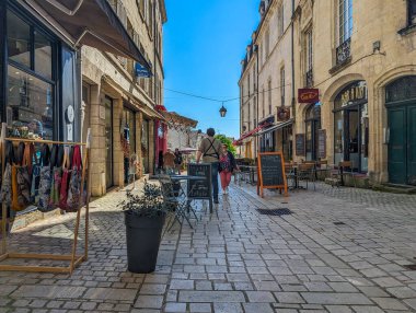 Fransa, 09 Mayıs 2024: Tarihi bir kasabada dükkanları ve kafeleri olan antika cadde