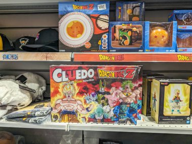 Fransa, 9 Mayıs 2024: Dragon Ball Z ürünleri mağaza koridorunda sergileniyor