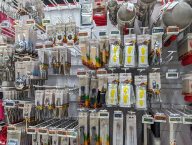 Fransa, 8 Mayıs 2024: Mutfak Utensilleri ve Malzemeleri Mağazada