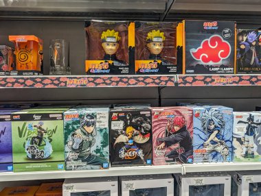 Fransa, 9 Mayıs 2024: Markette Naruto Shippuden Figürlerinin ve Ticari Malların Rafta Sergilenmesi