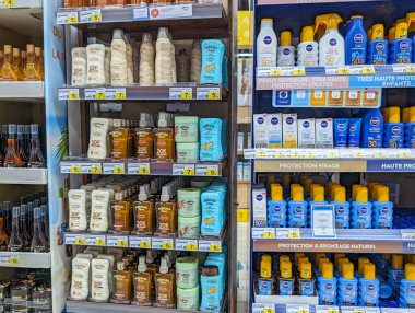 Fransa, 8 Mayıs 2024: Süpermarkette raflarda güneş kremi ürünleri